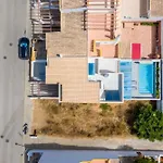 Luxurious 3 Bdr House With Pool & Bbq By Lovelystay