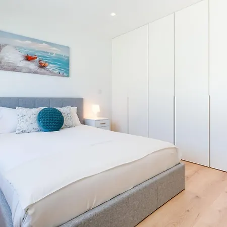 Holiday home Luxurious 3 Bdr House With Pool & Bbq By Lovelystay *