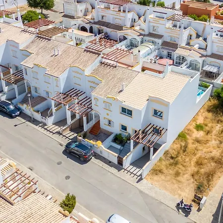 Holiday home Luxurious 3 Bdr House With Pool & Bbq By Lovelystay *